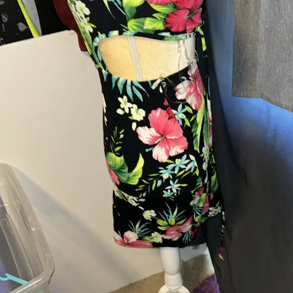 HP 🎊Floral Cutout Dress - Picture 6 of 9